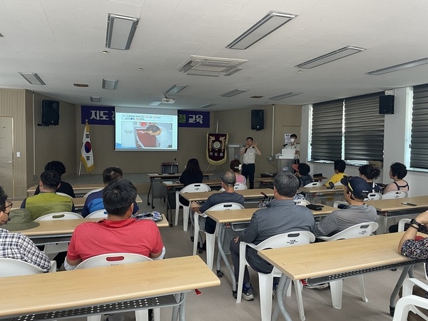 신안군, 지도읍 전통시장 상인 대상 안전·친절교육 실시..'친절한 전통시장을 위한 첫걸음'  3