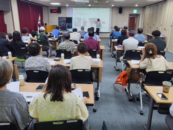 신안군, 스마트경로당 28개소 구축 맞춤형 프로그램 제공..'화상 노인여가 프로그램 운영․키오스크 체험으로 디지털 격차 해소 지원' 2