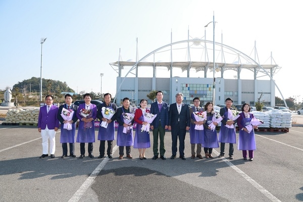 신안군복지재단, 사랑의 김장 나누기 후원 물품 전달식 가져..