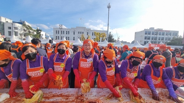 신안군 여성단체, 2023 대한민국 김치 대전에서 온정을 담근다!..