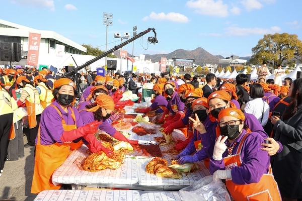 신안군 여성단체, 2023 대한민국 김치 대전에서 온정을 담근다!..