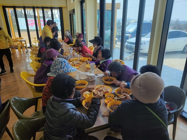 신안군 지도읍 선도에서 펼쳐진 사랑의 짜장면 나눔 행사..'고향 사랑으로 빚은 온정, 짜장면 나눔으로 지역사회에 훈훈함을 전하다' 1