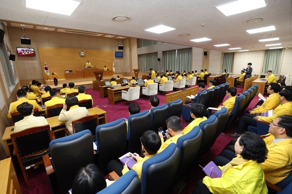 신안군의회 본회의장이 수선화로 가득!..'수선화 물결에 푹 빠진 신안군! 의회도 화려한 노란 물결 속으로' 1