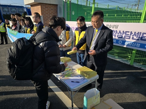 신안군, 청소년안전망 학교폭력예방캠페인 실시..'마음에 ‘똑똑’하세요! 청소년전화1388' 3