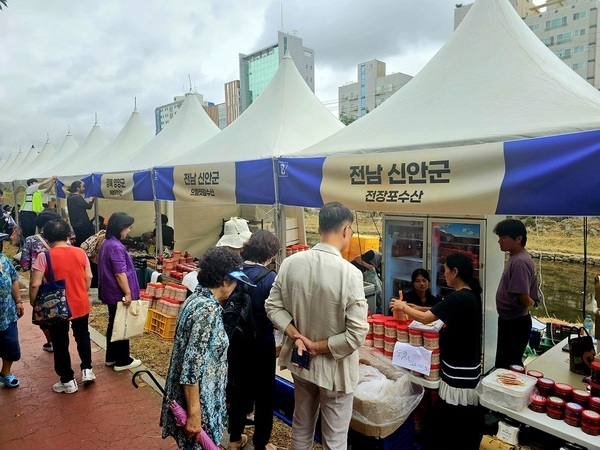 신안군 농수특산물 가을철 대도시 직거래 행사 성황..'3개월간 직거래 행사로 1억 6천만 원 매출 달성' 1