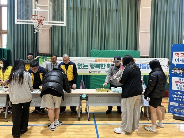 신안군, 청소년안전망 연합 학교폭력예방캠페인 실시..의 이미지 확대 보기