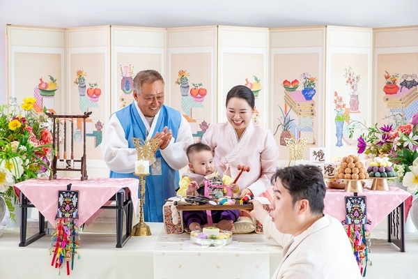 신안군, 섬마을에서 열린 다문화가정 자녀의 특별한 ‘찾아가는 돌잔치’..