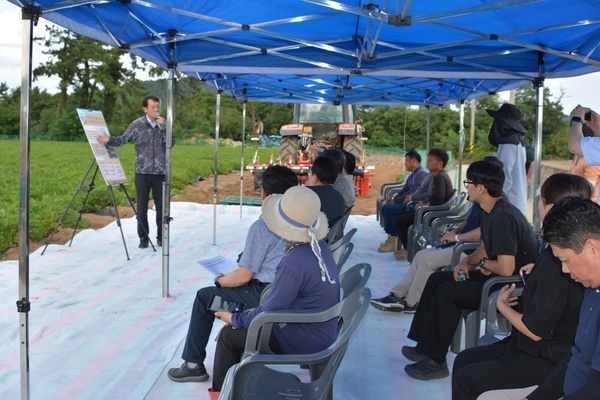 신안군, 고올레산 땅콩 신품종 기계수확 본격화..'22일 자은도에서 신품종 ‘해올’, ‘케이올2호’ 기계수확 연시회 개최' 1