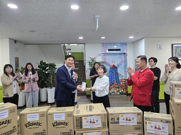 신안군의회, 추석맞이 사회복지시설 위문품 전달..'신안보육원 등 3개소 방문' 3