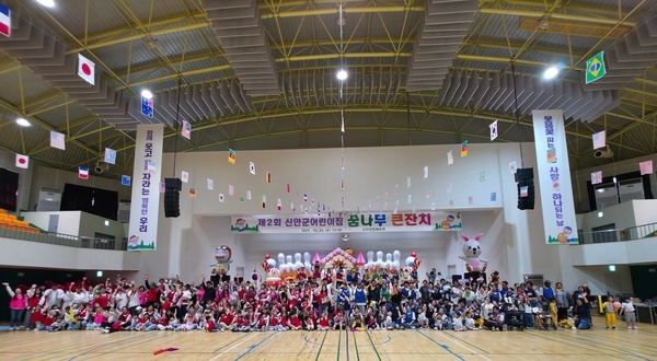 신안군, 2025 신안군어린이집 꿈나무 큰잔치 개최..'관내 12개소 어린이집이 함께한 화합의 장...섬마을 아이들의 웃음으로 하나 된 보육 공동체 축제' 4