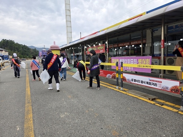 신안군, ‘깨끗하고 맛있는 신안’ 위해 뻘낙지 음식특화거리 환경정화 실시..