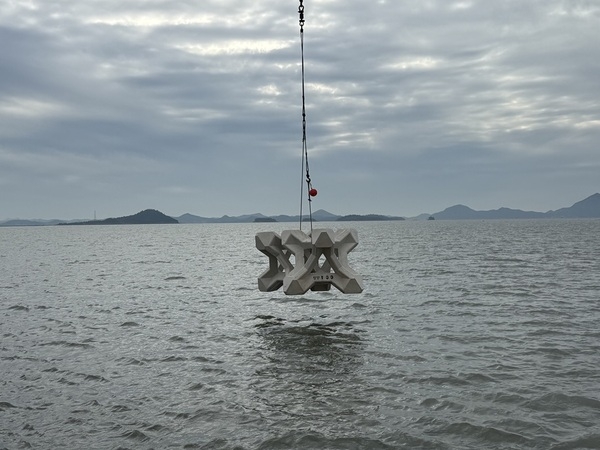 신안군, 다이아몬드 해역 인공어초 추가 투하 수산자원 회복과 낚시터 조성 ‘두배 효과’..'인공어초 설치와 수산종자 방류로 수산자원과 낚시 관광이 조화를 이루는 지속가능한 바다 조성' 2