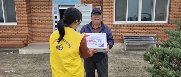 하의면 독거노인에 새우 100상자 기부..'하늘바다농장 박행순·윤수자 대표 ‘훈훈한 나눔’' 2