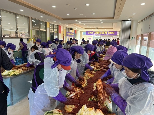 신안군, ‘2025년 사랑의 김장 나눔 행사’ 역대 최대 규모로 온기 확산..