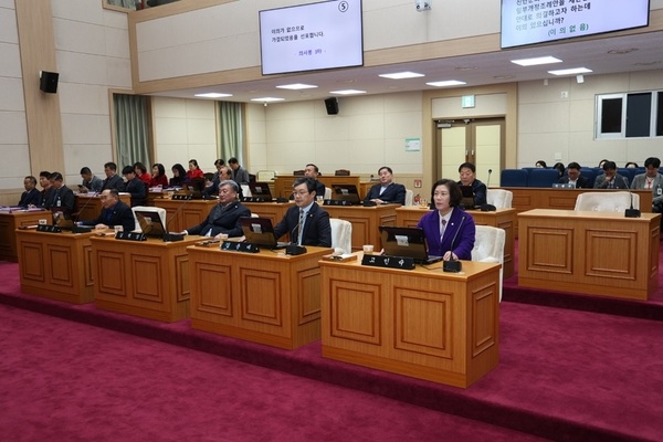 신안군의회 제332회 제2차 정례회 폐회..