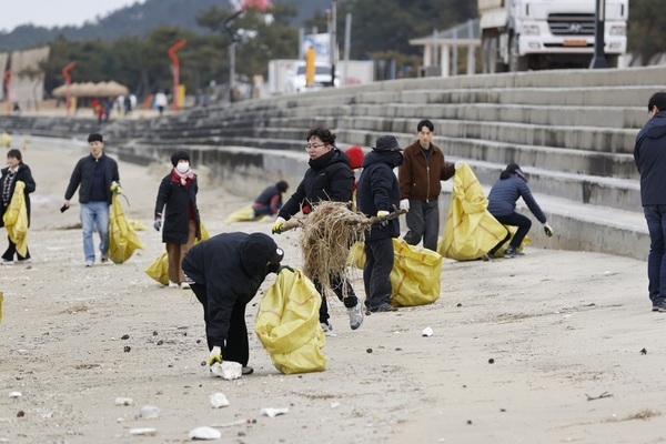 신안군, 봄맞이 ‘청정바다 가꾸기’ 해양정화활동 실시..'봄맞이 해양정화 활동 실시… 청정 해양환경 조성 앞장' 2