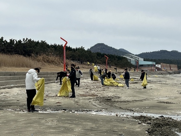 신안군, 봄맞이 ‘청정바다 가꾸기’ 해양정화활동 실시..'봄맞이 해양정화 활동 실시… 청정 해양환경 조성 앞장' 3