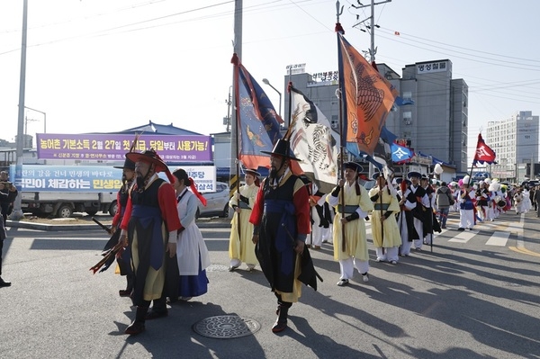 신안 지도읍, 2026 정월대보름 행사 600여 명 참여로 대성황..'오횡묵 초대 군수 행차 재현 ‘최고 인기’… 역사 체험 큰 호응' 3