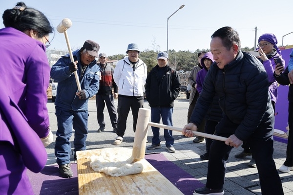 신안 지도읍, 2026 정월대보름 행사 600여 명 참여로 대성황..'오횡묵 초대 군수 행차 재현 ‘최고 인기’… 역사 체험 큰 호응' 5