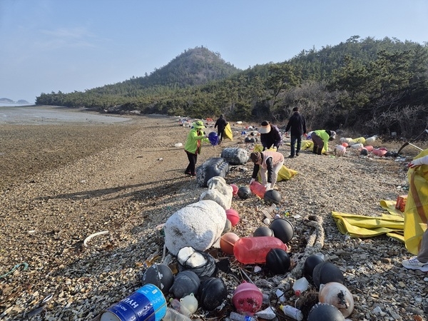 신안군 신의면, 봄맞이 해양정화활동… 80여 명 참여 13톤 쓰레기 수거..