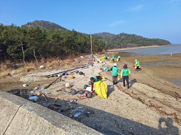 신안군 신의면, 봄맞이 해양정화활동… 80여 명 참여 13톤 쓰레기 수거..