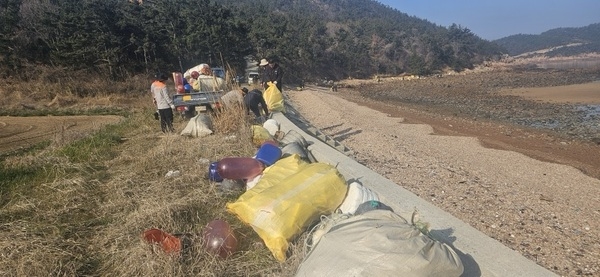 신안군 암태면 새봄맞이 바닷가 대청소 실시..