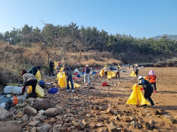 신안군 암태면 새봄맞이 바닷가 대청소 실시..
