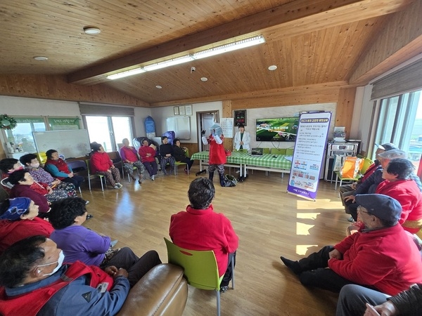 ‘밭일은 즐겁게, 진드기는 멀리!’..압해읍 어르신 대상 찾아가는 진드기 매개 감염병 예방교육 실시 3