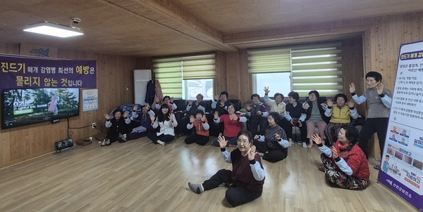 ‘밭일은 즐겁게, 진드기는 멀리!’..압해읍 어르신 대상 찾아가는 진드기 매개 감염병 예방교육 실시 4