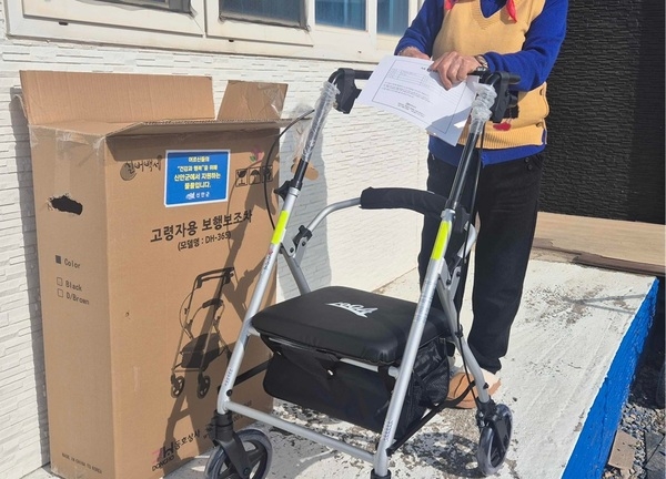 신안군, 어르신 ‘희망의 다리’ 보행보조차 지원..